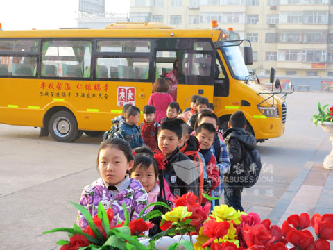 海格“大鼻子”校车把学生安全送达