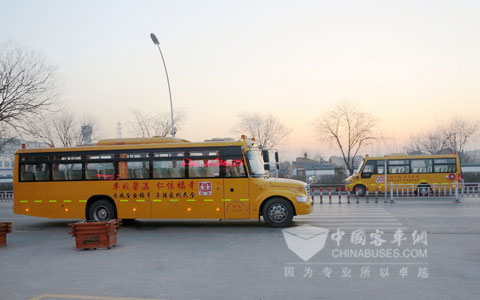 守候在学校门口的海格“大鼻子”校车