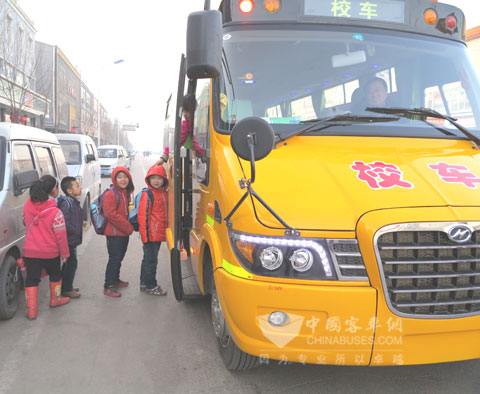 同学们即将登上海格“大鼻子”校车