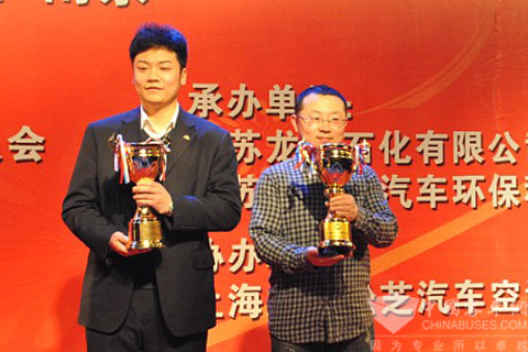 扬子江精英WG6180CHM4 型18米铰接式城市客车获得“城市客车金奖”