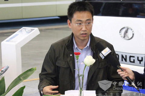 南京金龙客车总经理董钊志接受记者采访