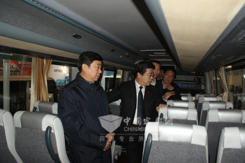 天津公交集团董事长于秉华等领导登车参观中通客车
