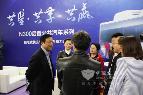 恒通客车总经理郑先国接受媒体采访