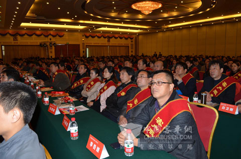 与会代表认真听取建议