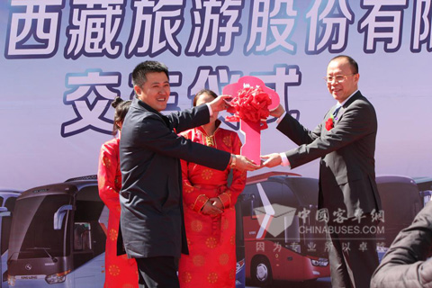 大金龙川渝大区经理付晓波向西藏旅游公司副总裁张永智交接金钥匙
