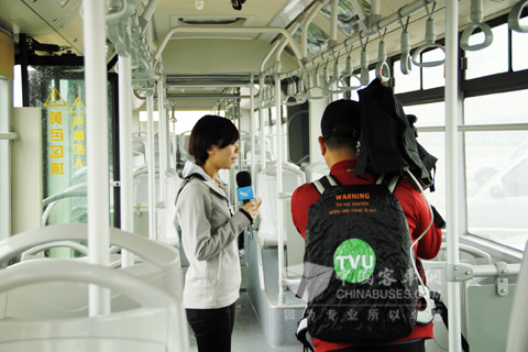 厦门电视台记者现场连线报道新车交付实况