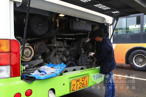 金旅售后人员对车辆进行例行检查