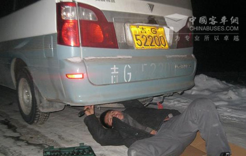 工作人员认真维修