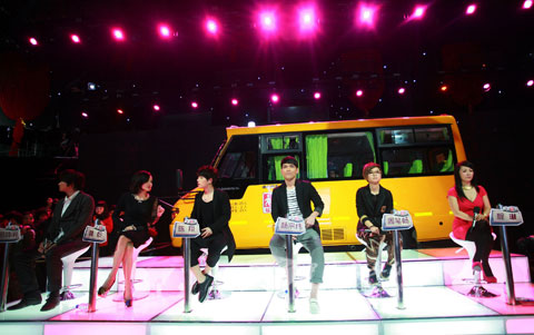 天声一队明星与海格校车一同亮相.