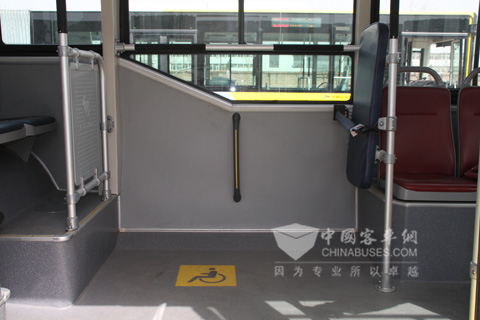 福田欧辉城市客车为行动不便者乘车专设的轮椅区，绿色出行，所有人都可以
