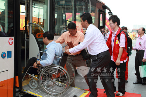 行动不便者乘坐福田欧辉城市客车，出行方便又快捷
