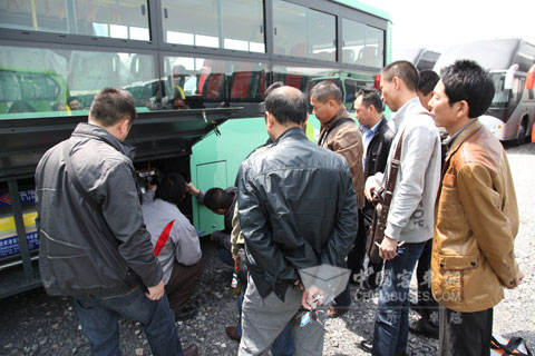 贵州黔顺的驾驶员在认真听取海格LNG客车实车介绍