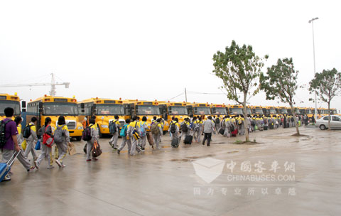 孩子们即将登上海格校车回家