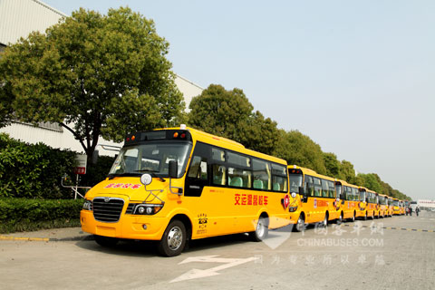 即将开往青岛的海格校车