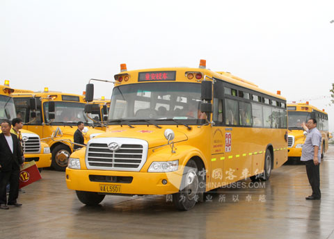 正在为孩子保驾护航的海格校车