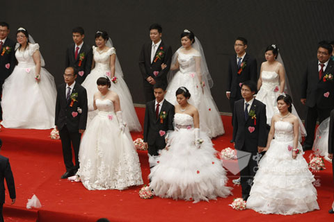 新人们沉浸在爱的海洋之中