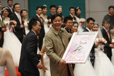 新人们为公司献上共同制作的礼物