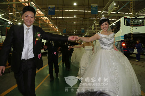 新人们在车间留下爱的足迹