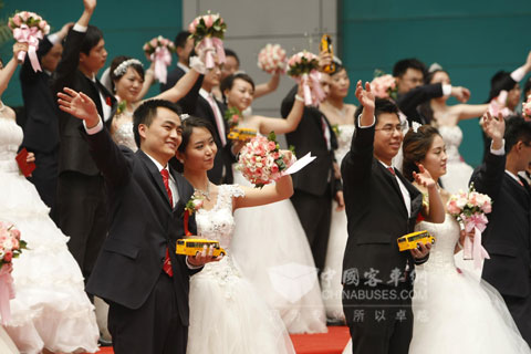 新人挥手答谢亲友的祝福