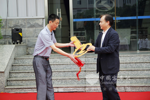 大金龙轻客事业部副总经理张斌向固镇客运公司总经理曹长保交付金钥匙