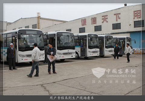 用户专程来现场看车