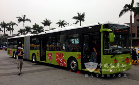 大金龙18米"公交巨无霸"登陆台北