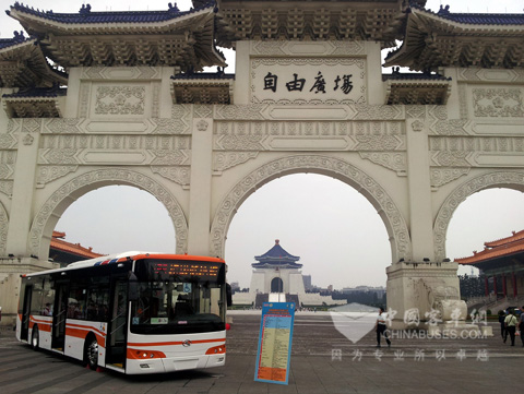 大金龙新款12米公交车三个乘客门的设计可大大提升乘客的上下车效率