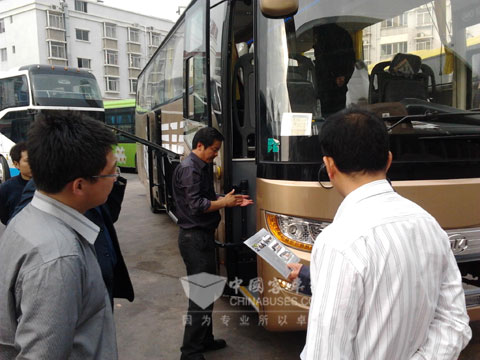 客户在进行交流