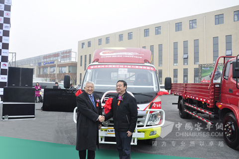 原国家交通部部长、现国家交通运输协会会长钱永昌先生、福田汽车集团党委副书记、新闻发言人赵景光先生为第五届全国总决赛赛车揭幕