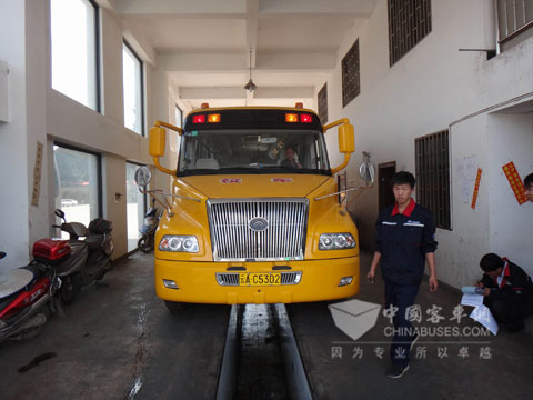 维修人员认真登记校车检查信息