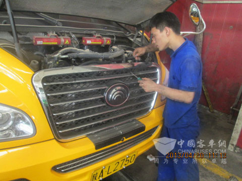 维修人员检查校车