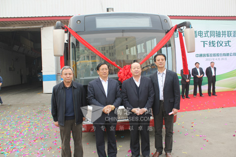 揭幕领导在车前合影留念