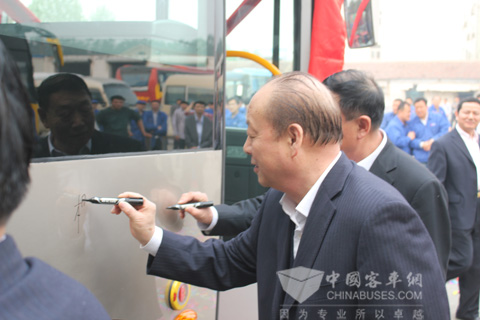 杨利民会长在车身上签字留念