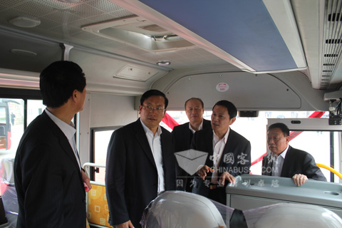 与会领导登车参观下线产品