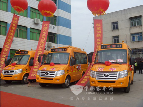 搭载江淮底盘的梅花校车