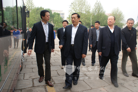 中通客车总经理孙庆民陪同各位领导参观中通纯电动客车