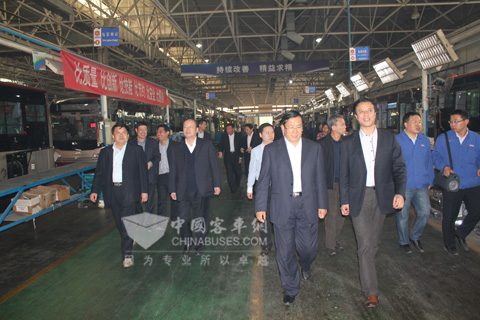 中通客车总经理孙庆民陪同各位领导参观中通纯电动客车