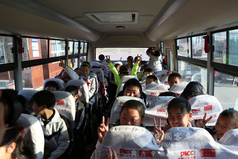 喜欢校车的孩子们