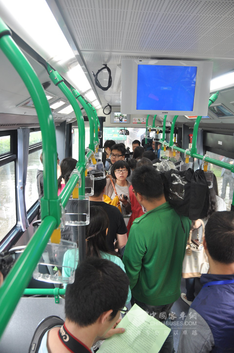 媒体参观青年新型纯电动公交