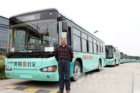 通辽世基公交公司总经理赵万良与海格混合动力公交车