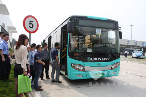 获得纯电动车组金奖的五洲龙FDG6113EVG812米纯电动城市客车