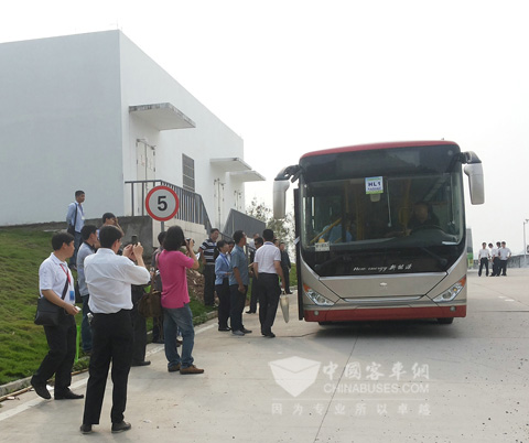 聚光灯下中通客车缓缓驶入赛道