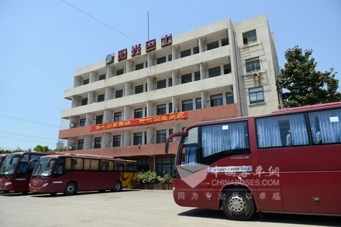 阳光巴士大楼下的海格大巴