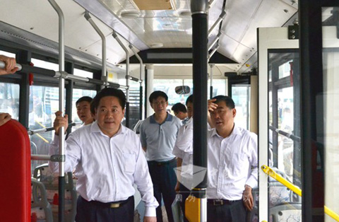 公交公司领导参观亚星混合动力客车