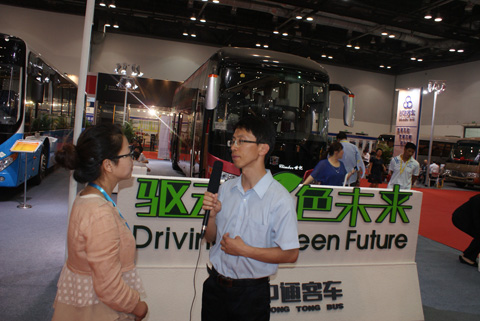 中通客车品牌文化部部长李笃生接受媒体采访