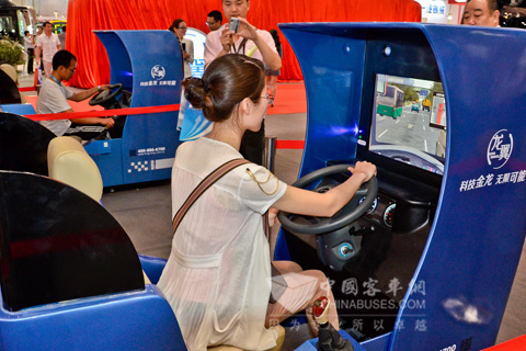 “龙翼”模拟器让与会者零距离感受大金龙创新科技.