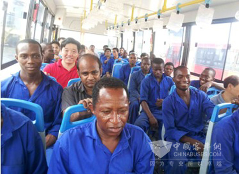 亚星技术人员与尼日利亚方工作人员在一起