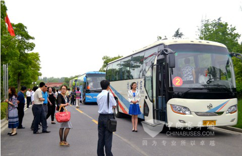 亚星客车作为会议唯一指定会务用车