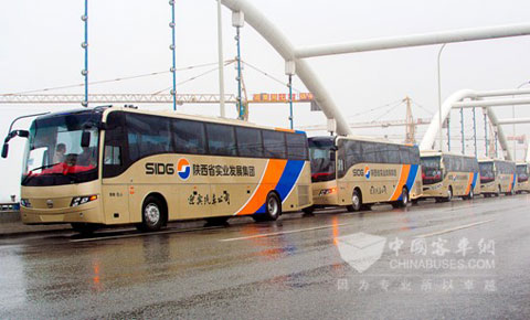 路过浐灞大桥的西沃900i 客车