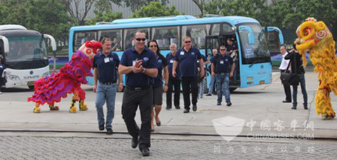 　丰泰汽车用传统的中国舞狮欢迎远道而来的嘉宾